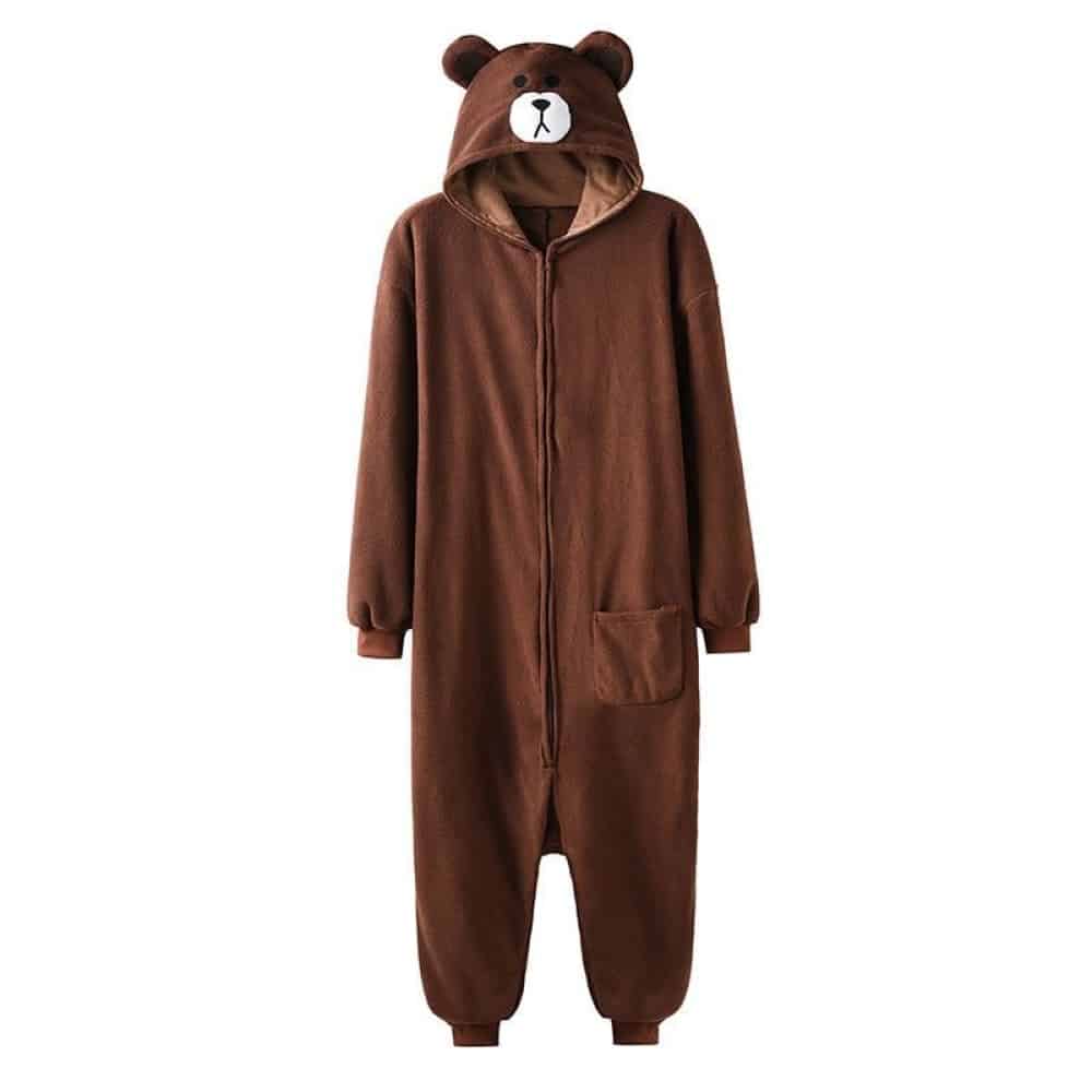 La combinaison représente un ours, c'est un pyjama complet avec un zip sur l'avant pour facilité l'enfillage de celle-ci. Sur la capuche de la combinaison on retrouve une forme de tête d'ours avec le museau blanc et les oreilles.