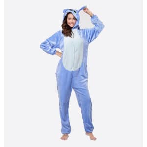 Combinaison de pyjama Stitch pour femme avec une femme qui prote la combinaison et un fond blanc