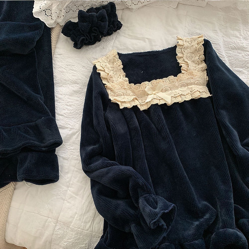 Ensemble pyjama vintage avec dentelle noir posé dans le lit