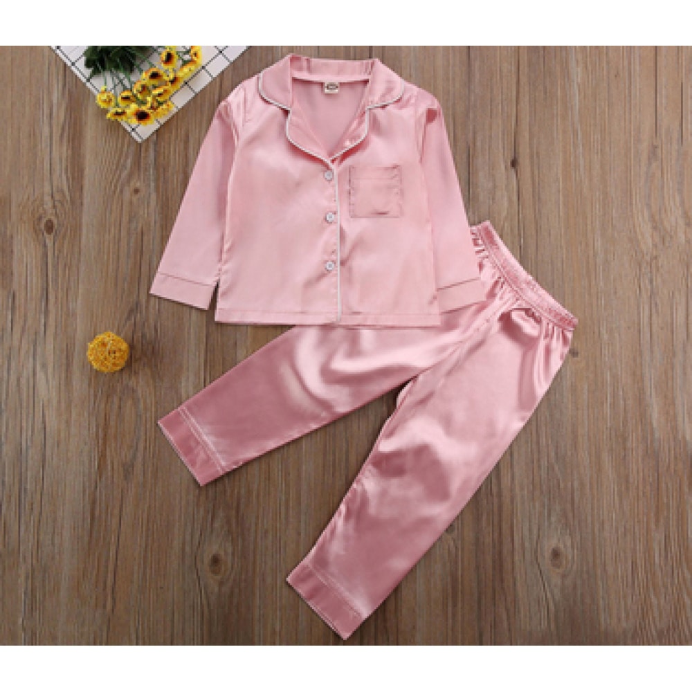 Pyjama deux pièces roses en satin