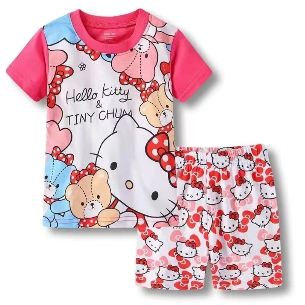 Pyjama deux pièces à manches courtes à motif Hello Kitty. Bonne qualité et très tendance.