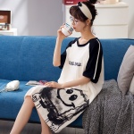 Pyjama en coton manches courtes avec inscription please smile porté par une femme assise sur un canapé dans une maison
