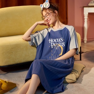 Pyjama robe de nuit en coton à motif chat pour femmes porté par une femme assise sur un tapis dans une maison