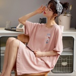 Pyjama d'été en coton à manches courtes pour femmes portée par une femme assise sur une chaise dans une maison