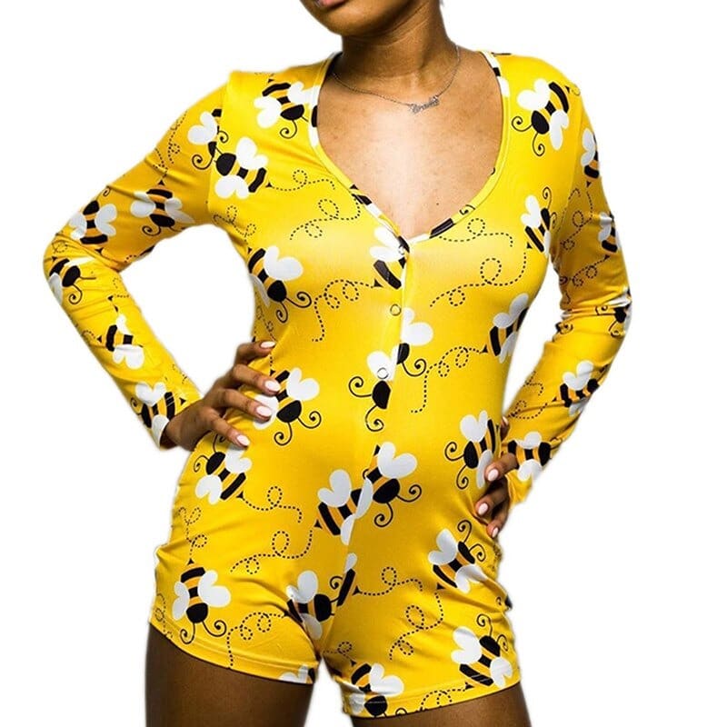 Pyjama onesie sexy jaune à motif abeille pour femme porté par une femme
