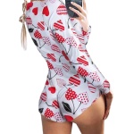 Pyjama onesie sexy à motif fleur de cœur porté par une femme