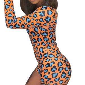 Pyjama onesie sexy à motif léopard pour femme porté par une femme