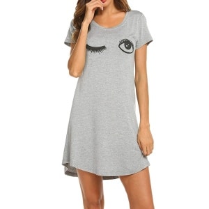 Pyjama robe de nuit manches courtes gris à motif yeux porté par une femme