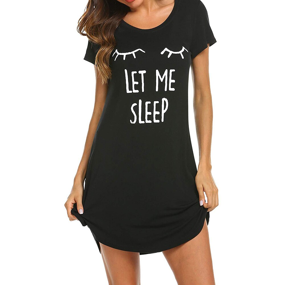 Pyjama robe de nuit manches courtes noir avec inscription Let me sleep portée par une femme