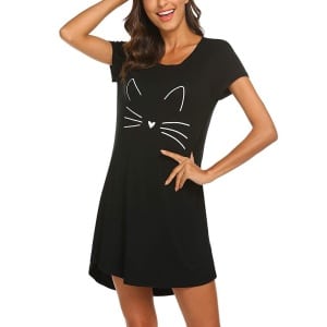 Pyjama robe de nuit manches courtes à motif chat porté par une femme