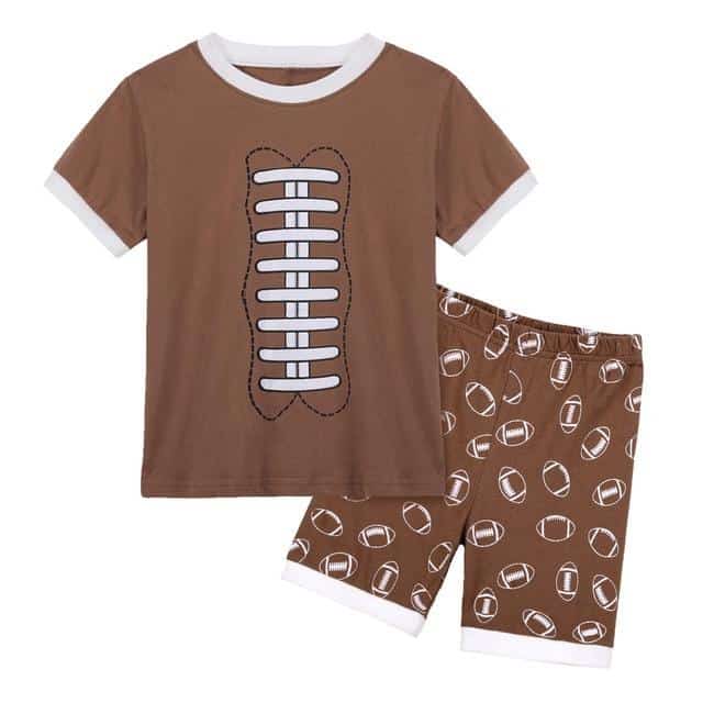 Pyjama t-shirt et short à motif ballon rugby marron pour garçon