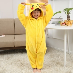 Combinaison pyjama pikachu jaune pour enfant porté par un jeune enfant