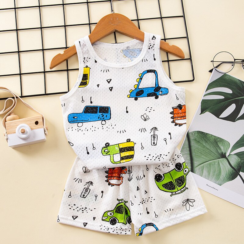 Ensemble pyjama d’été en coton motif voiture pour enfants blanc à la mode sur une ceintre