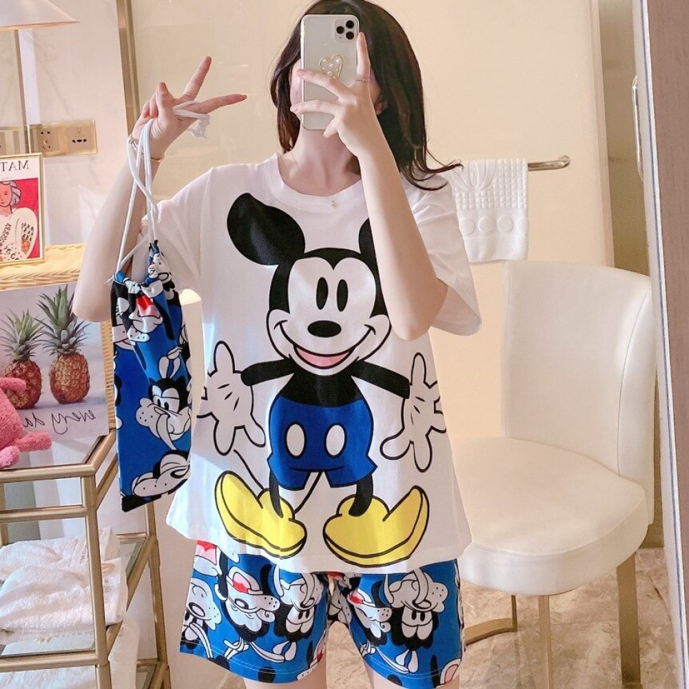 Ensemble pyjama d’été en satin imprimé Mickey Mouse portée par une femme dans une maison
