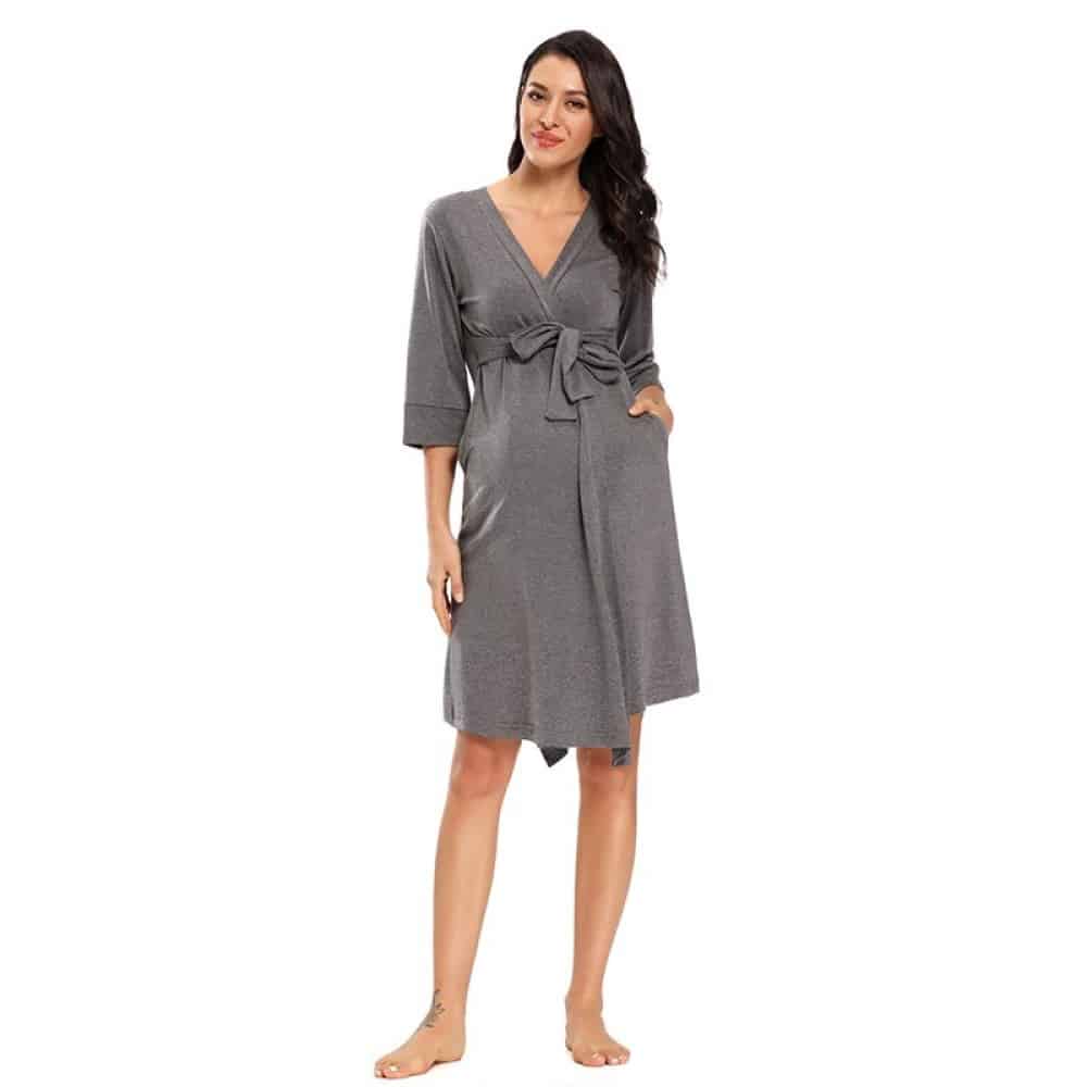 Pyjama de grossesse en coton gris pour femmes très haute qualité portée par une femme