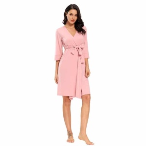 Pyjama de grossesse en coton rose pour femmes portée par une femme à la mode