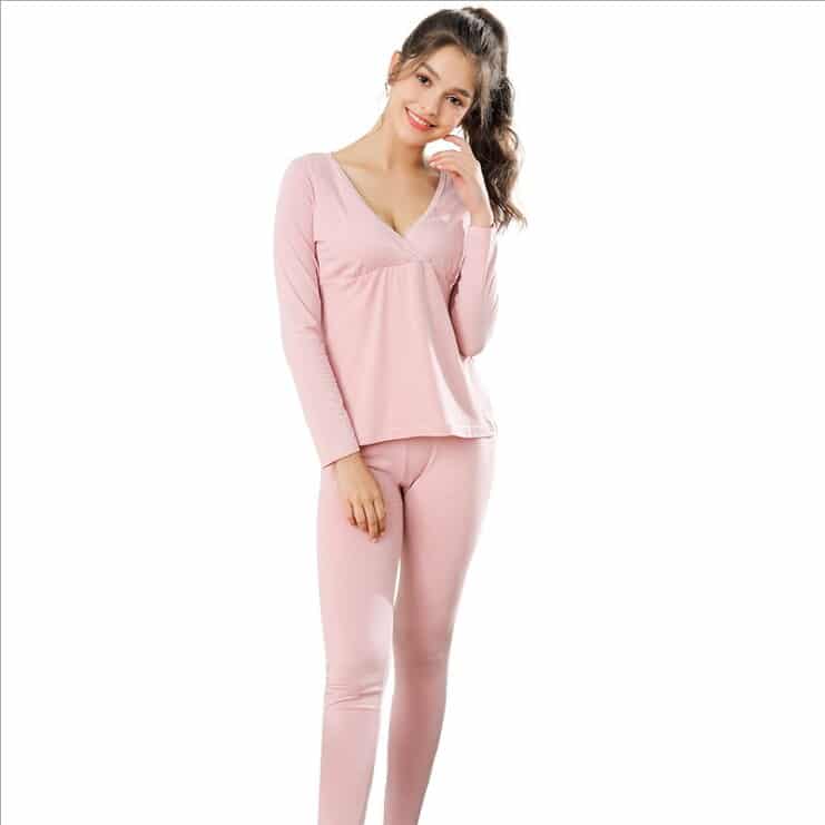 Pyjama de grossesse rose en coton porté par une femme très haute qualité