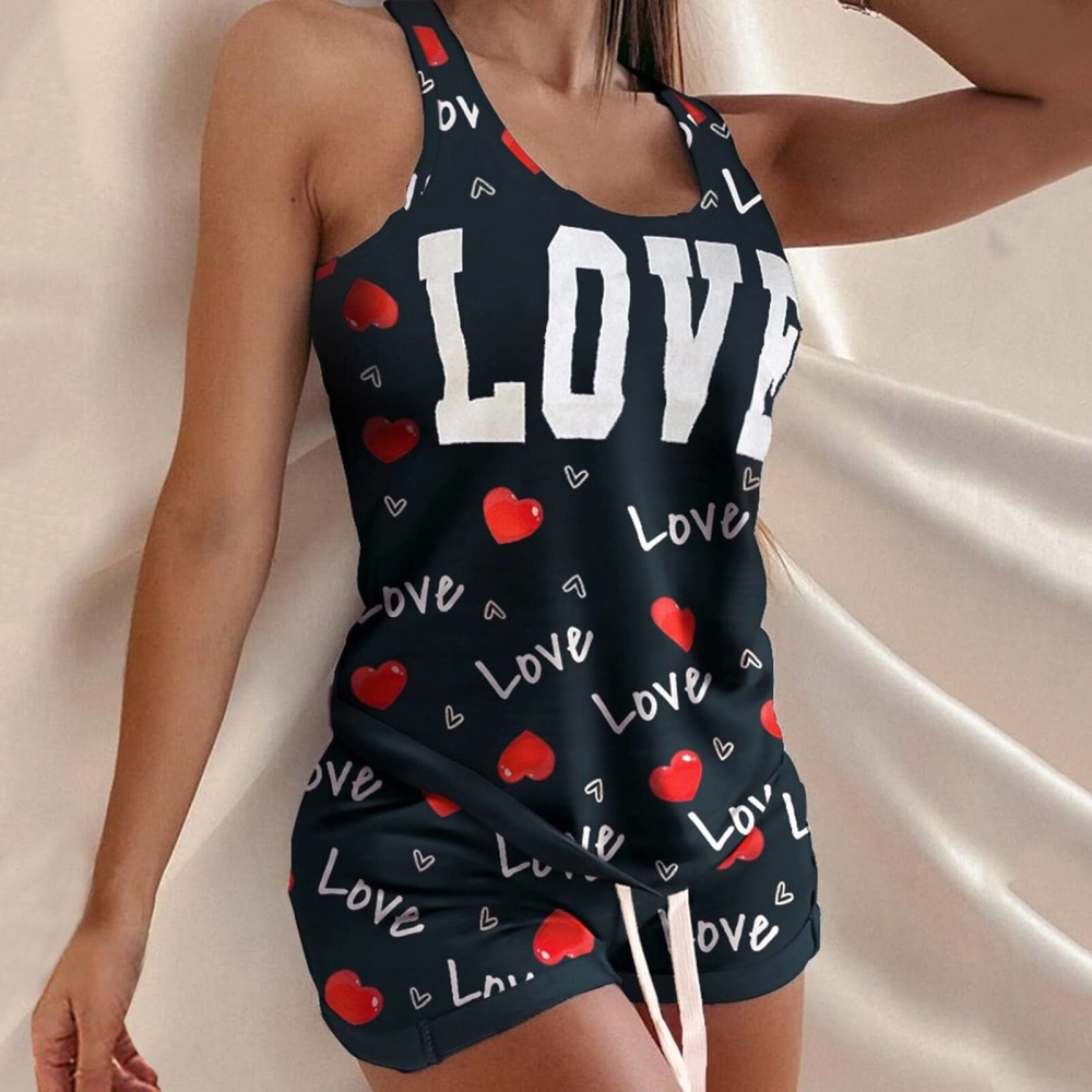 Ensemble pyjama débardeur et short sexy motif noir Love porté par une femme