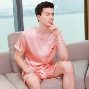 Pyjama en satin rose pour homme. C'est un pyjama qui comprend un short et un t-shirt en satin