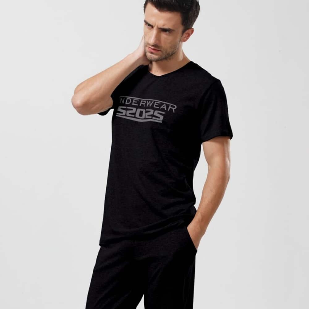 Pyjama deux pièces noir en coton pour hommes très à la mode, porté par un homme à la mode