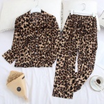 Pyjama deux pièces manches longues à col rabattu motif léopard très à la mode sur une ceintre