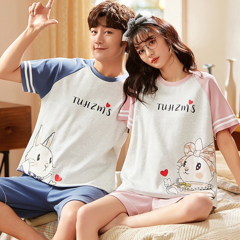 Pyjama deux pièces en coton t-shirt et short motif ours à la mode, porté par une couple assise sur un lit dans une maison