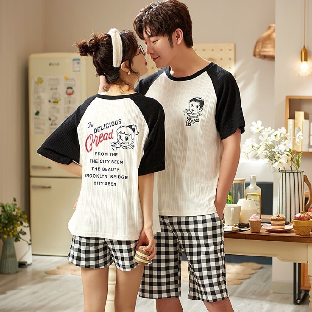 Pyjama deux pièces t-shirt et short carreaux en coton porté par un couple dans une maison à la mode