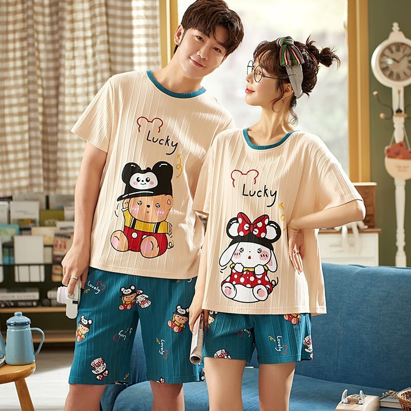Pyjama t-shirt et short en coton à motif dessin animé portés par un couple à la mode dans une maison