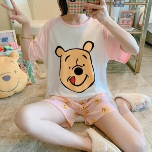 Pyjama d'été t-shirt et short Winnie à la mode portée par une femme