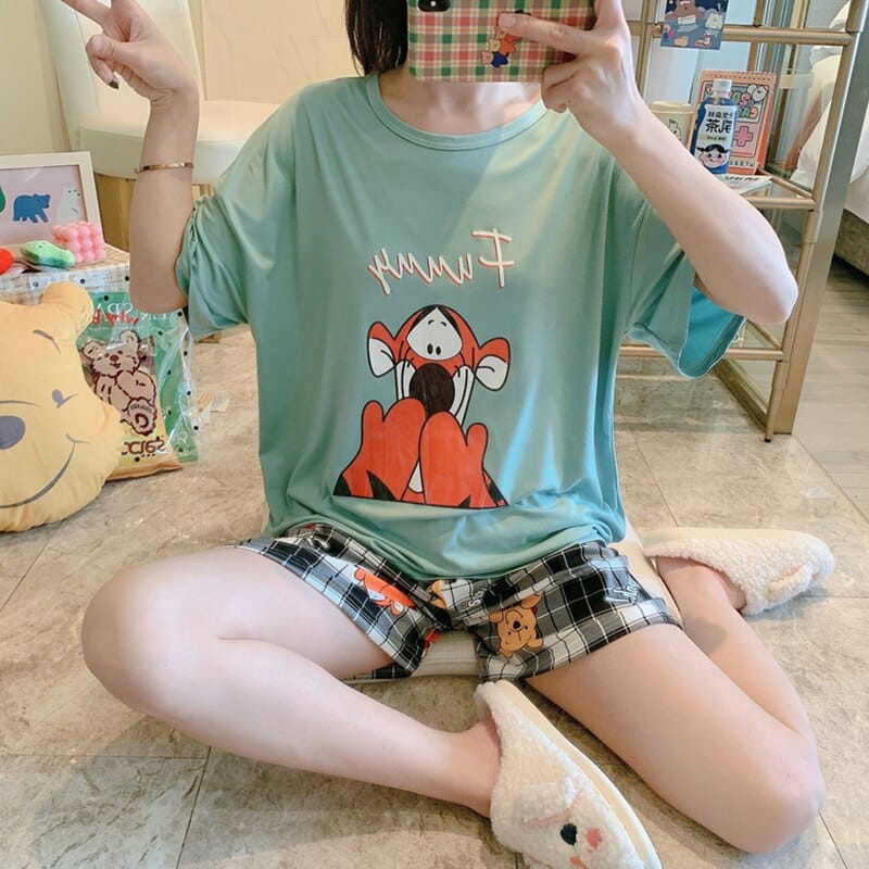 Pyjama t-shirt et short motif Tigrou pour femmes carreau portée par une femme