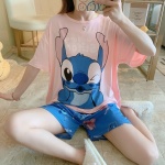 Pyjama deux pièces, t-shirt et short motif Stitch rose et bleu à la mode, portée par une femme