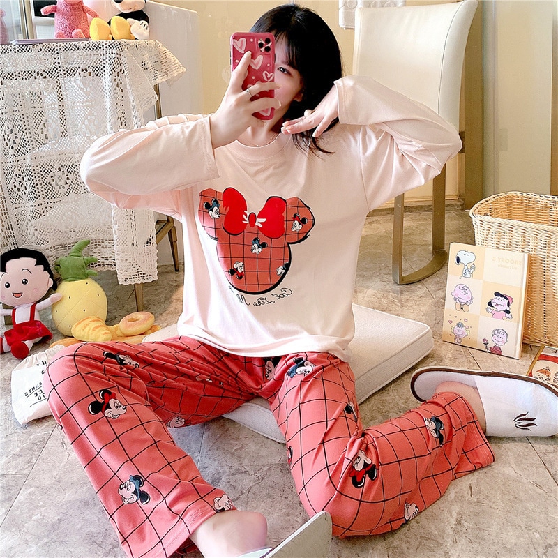 Pyjama en coton deux pièces manches longues motif Minnie Mouse avec une fille qui porte le pyjama et un fond une chambre avec des peluches