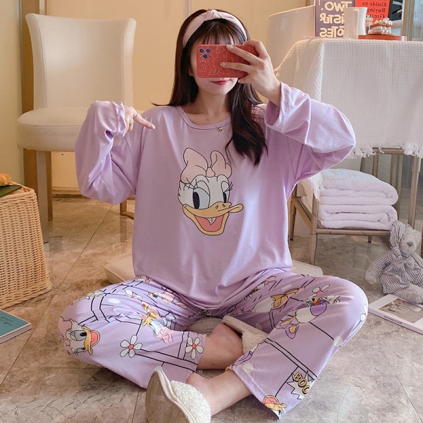 Pyjama en coton manches longues imprimé Daisy avec une fille qui porte le pyjama et un fond une salle à manger