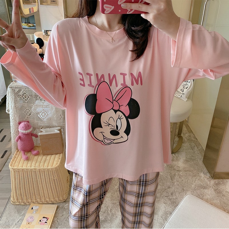 Pyjama en coton manches longues imprimé Minnie Mouse avec une fille qui porte le pyjama et un fond une chambre