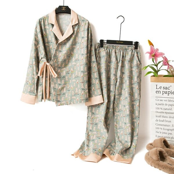 Pyjama kimono deux pièces motif ours pour femmes très à la mode sur une ceintre