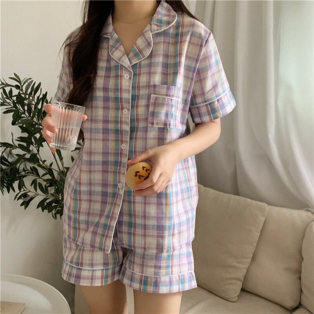 Pyjama manches courtes à col rabattu pour femmes porté par une femme devant un canapé dans une maison