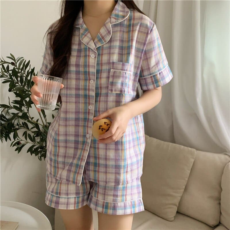 Pyjama manches courtes à col rabattu pour femmes porté par une femme devant un canapé dans une maison
