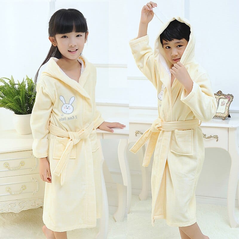 Pyjama peignoir lapin jaune en coton pour enfants à la mode, portées par un petit garçon et une petite fille dans une maison à la mode