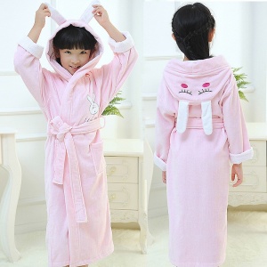 Pyjama peignoir lapin rose en coton pour fille très haute qualité porté par une petite fille dans une maison