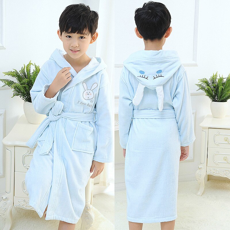Pyjama peignoir lapin bleu en coton pour enfants porté par un petit garçon dans une maison