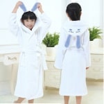 Pyjama peignoir lapin blanc en coton pour enfant très haute qualité portée par une petite fille dans une maison
