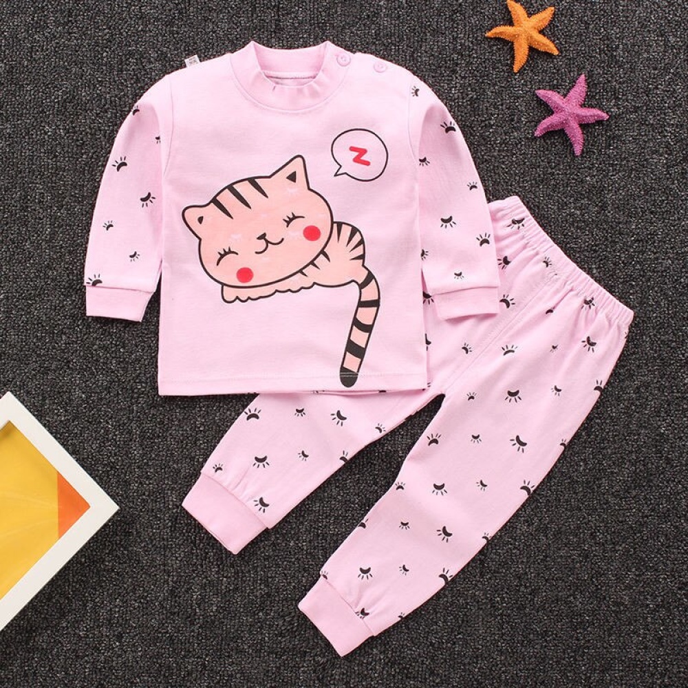 Ensemble pyjama deux pièces en coton motif chat pour fille sur un tapis à la mode