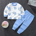 Pyjama pour petit garçon en coton motif éléphant avec un pantalon bleu uni sur un tapis dans une maison