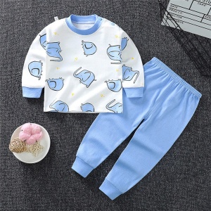 Pyjama pour petit garçon en coton motif éléphant avec un pantalon bleu uni sur un tapis dans une maison