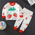 Pyjama en coton motif fraise pour enfants sur un tapis très haute qualité