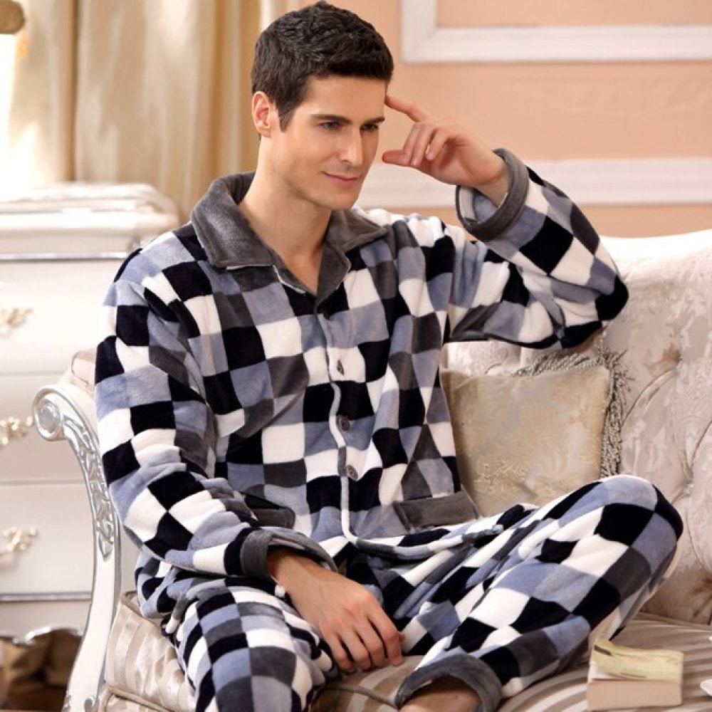 Pyjama damier molletonné pour homme porté par un homme assise sur un canapé dans une maison