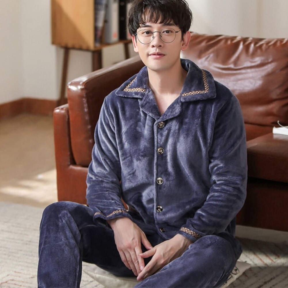Pyjama en flanelle pour homme gris uni porté par un homme devant un canapé dans une maison