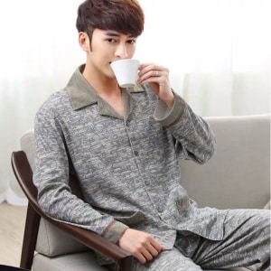 Pyjama kaki chiné en coton pour homme porté par un homme qui boit un thé dans une maison