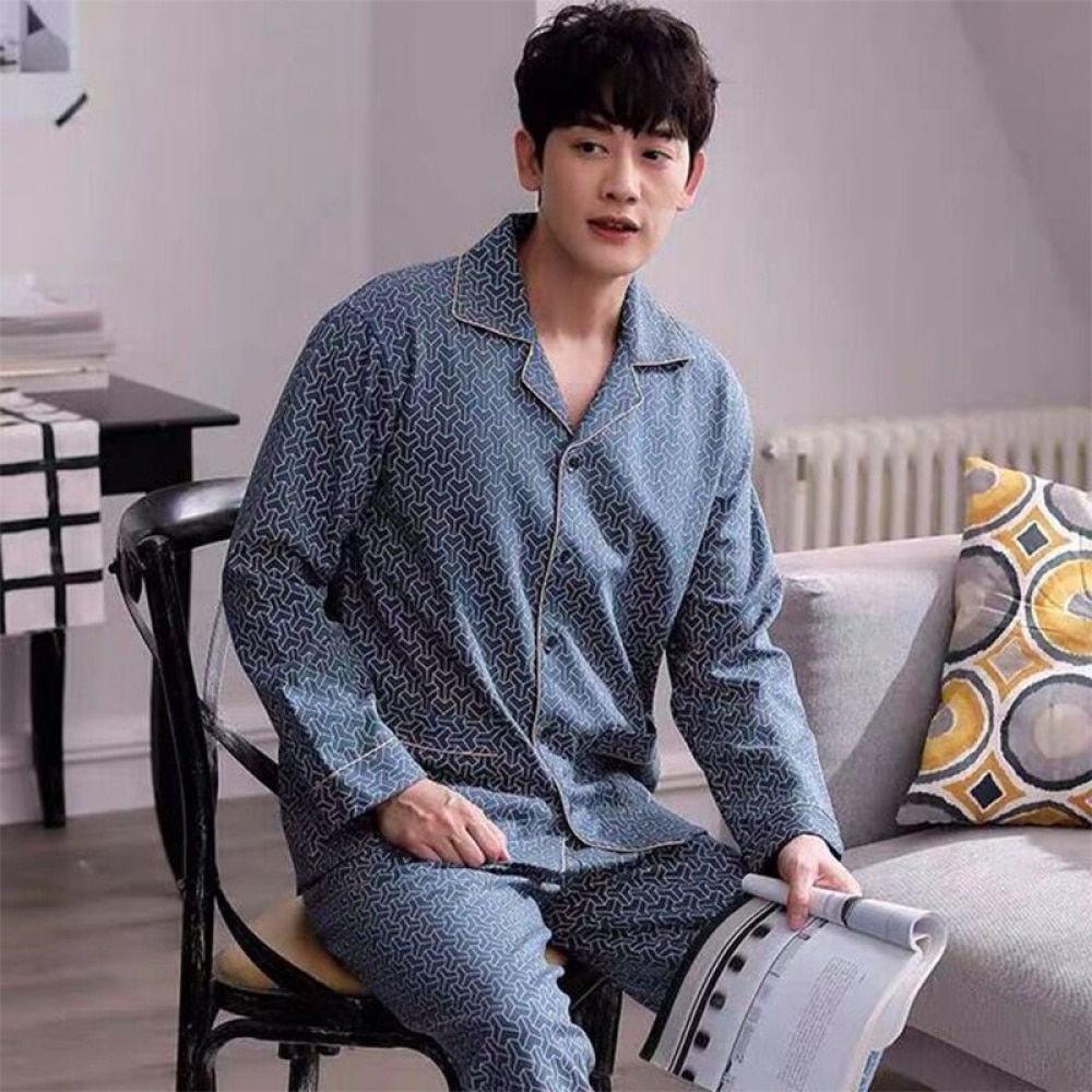 Pyjama à motif en coton très à la mode porté par un homme assise sur une chaise dans une maison