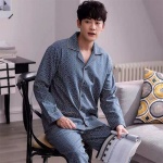 Pyjama à motif en coton très à la mode porté par un homme assise sur une chaise dans une maison